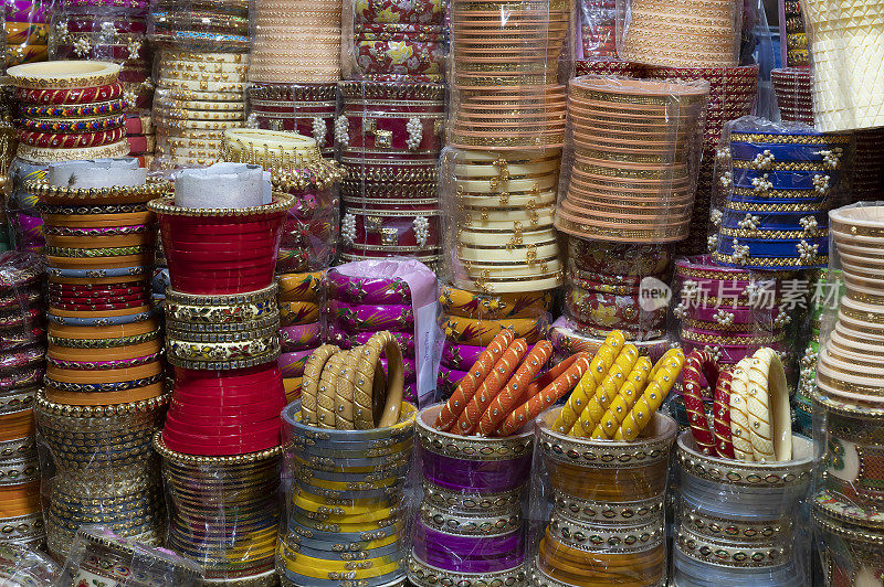 在印度拉贾斯坦邦焦特布尔著名的萨达尔市场和Ghanta ghar钟塔上出售的五颜六色的拉贾斯坦邦手镯。